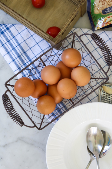 Запеченные яйца с томатами черри и базиликом