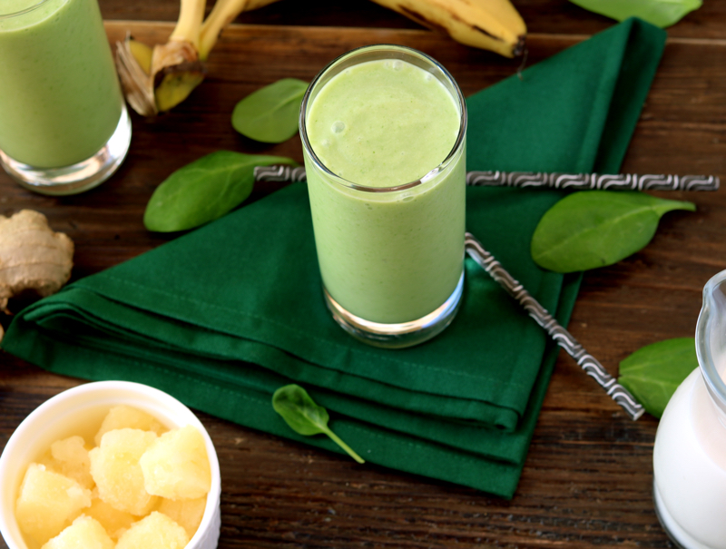 Зеленый смузи со шпинатом, рецепт смузи, здоровое питание, летние напитки
