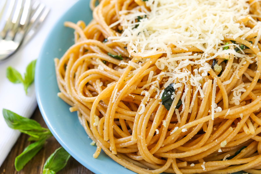 Спагетти. Паста с чесноком. Спагетти с чесноком